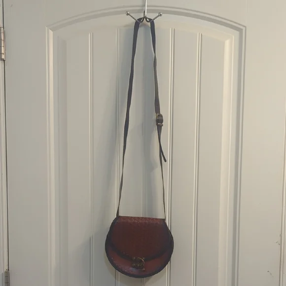 Elegant Brown Leather Crossbody Bag - Picture 3 of 8